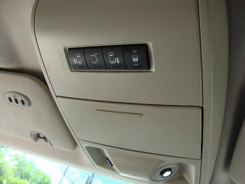 Used 2015 Chrysler Town & Country Touring w/ Driver Convenience Group image 11