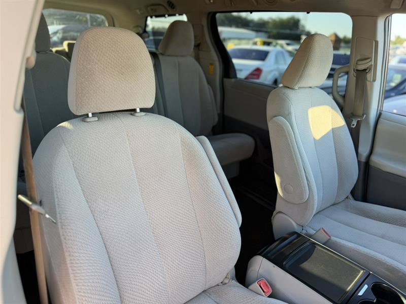 Used 2014 Toyota Sienna LE FWD image 21