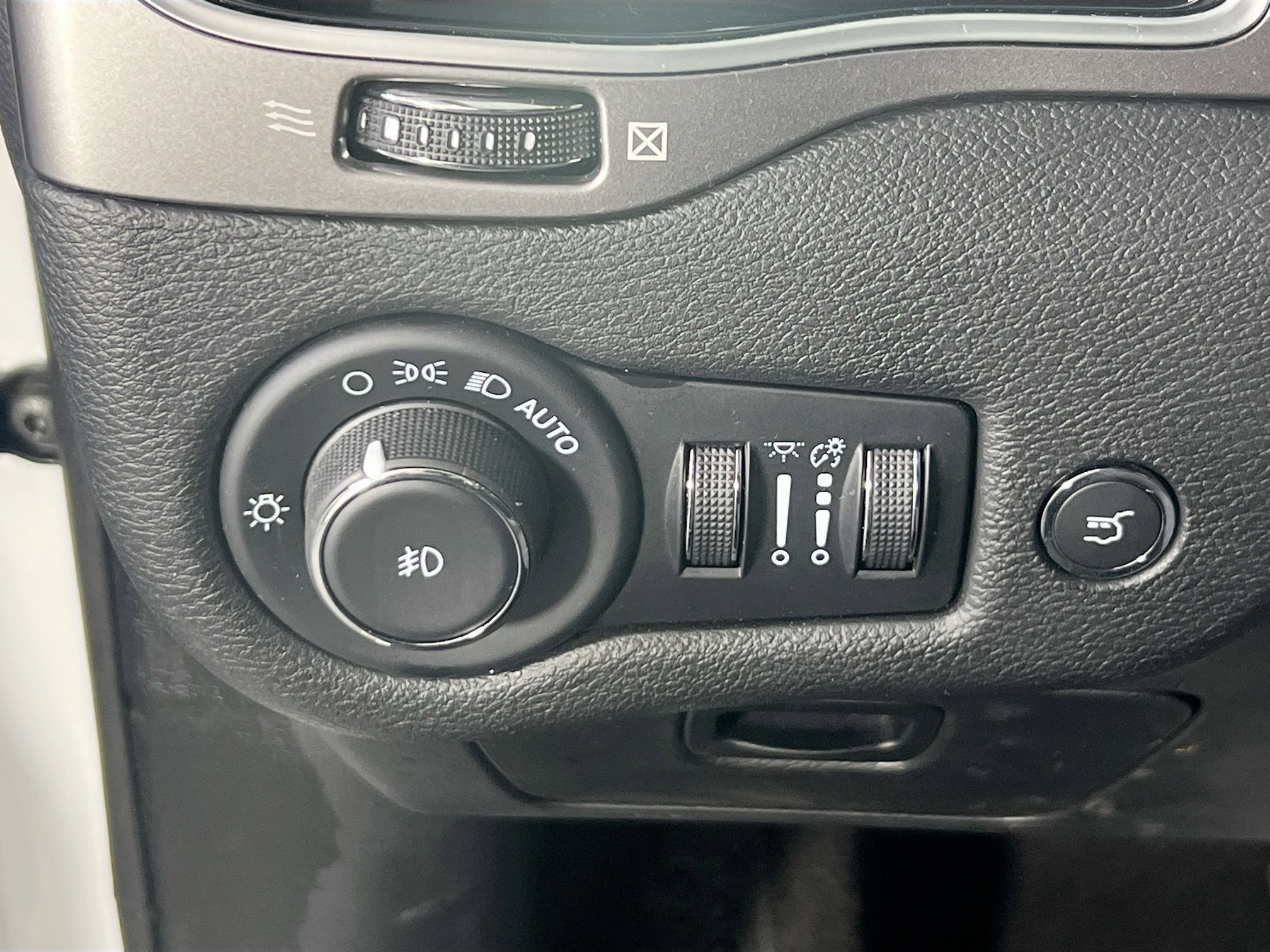 Used 2022 Jeep Cherokee Limited AWD/4WD image 10