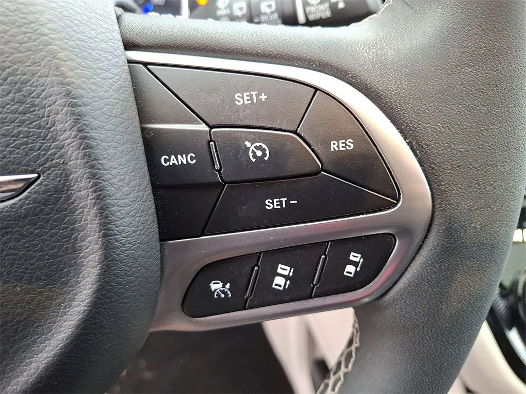 Certified 2024 Chrysler Pacifica Limited image 18