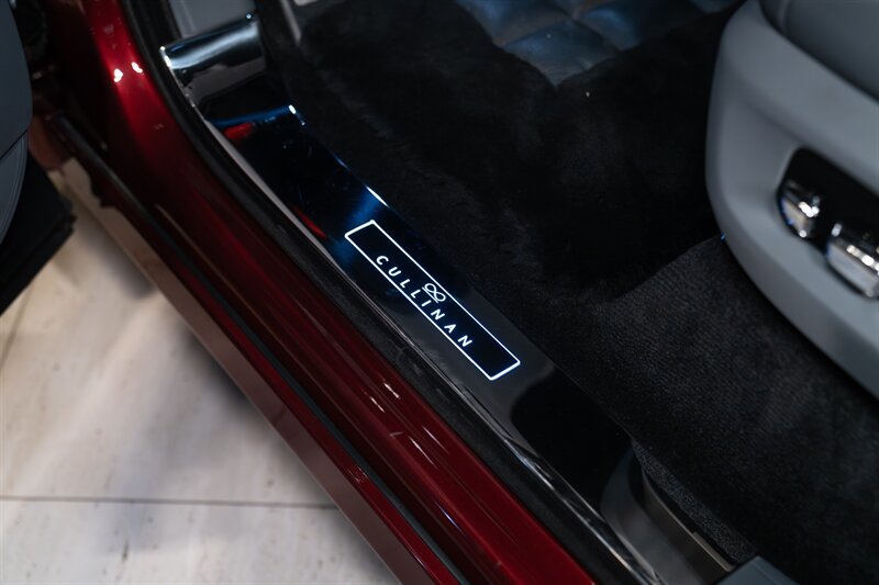 Used 2025 Rolls-Royce Cullinan Black Badge AWD/4WD image 15