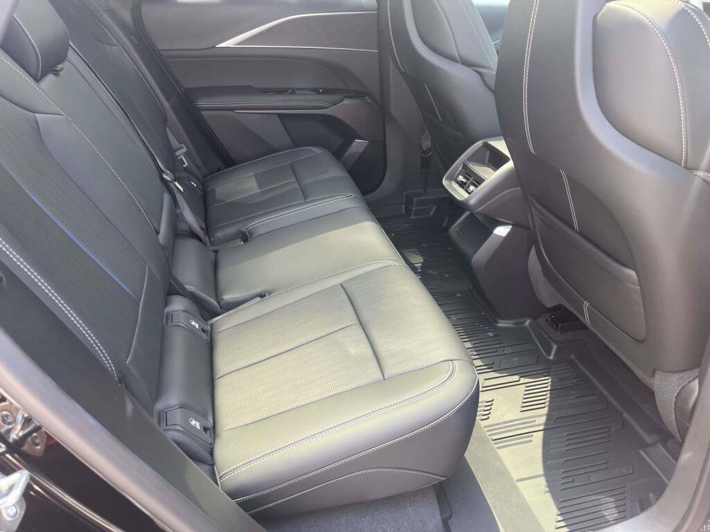 Used 2025 Cadillac Lyriq Luxury AWD/4WD image 19