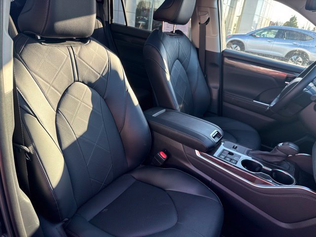 Used 2025 Toyota Highlander Platinum AWD/4WD image 29