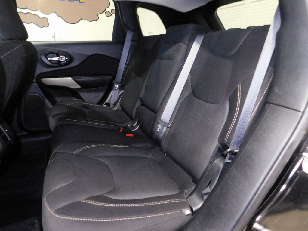 Used 2017 Jeep Cherokee Latitude w/ Comfort & Convenience Group AWD/4WD image 72