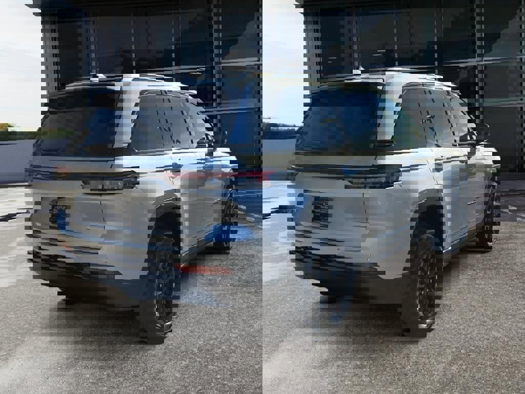 New 2025 Jeep Grand Cherokee Altitude image 8