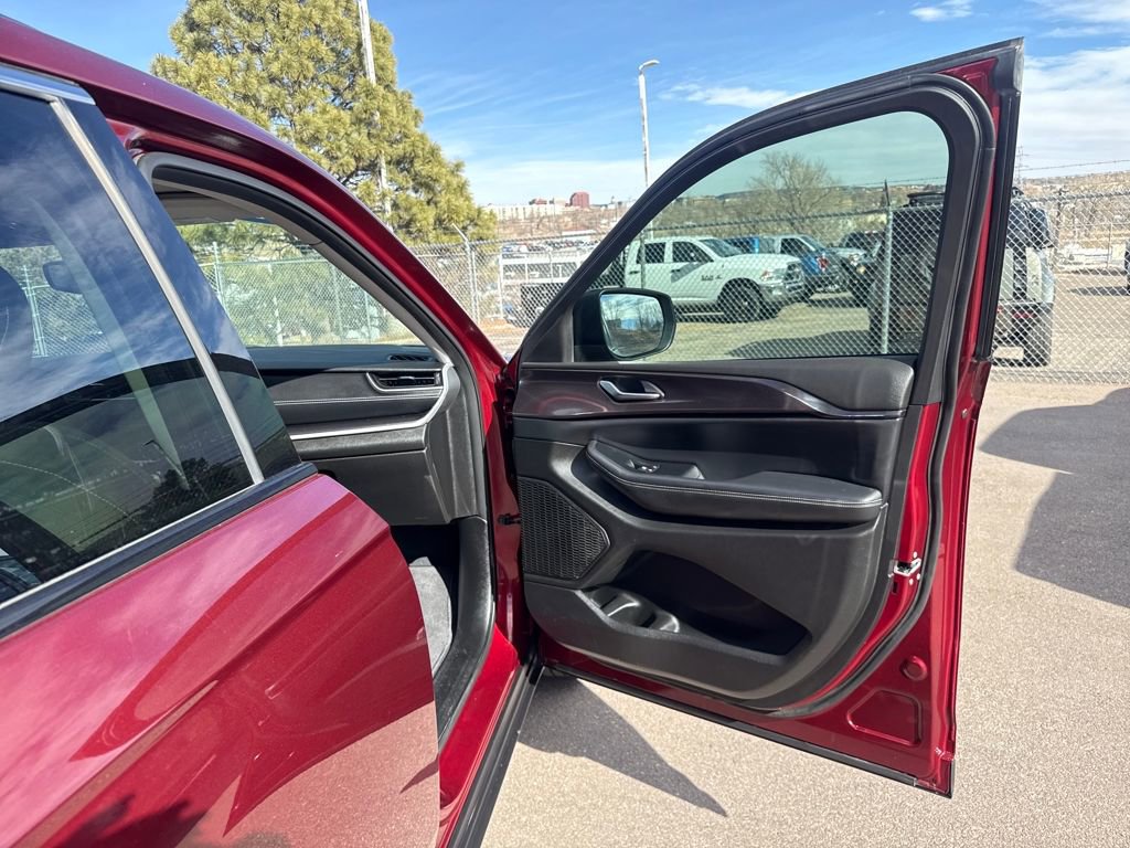 Used 2023 Jeep Grand Cherokee L Laredo image 30