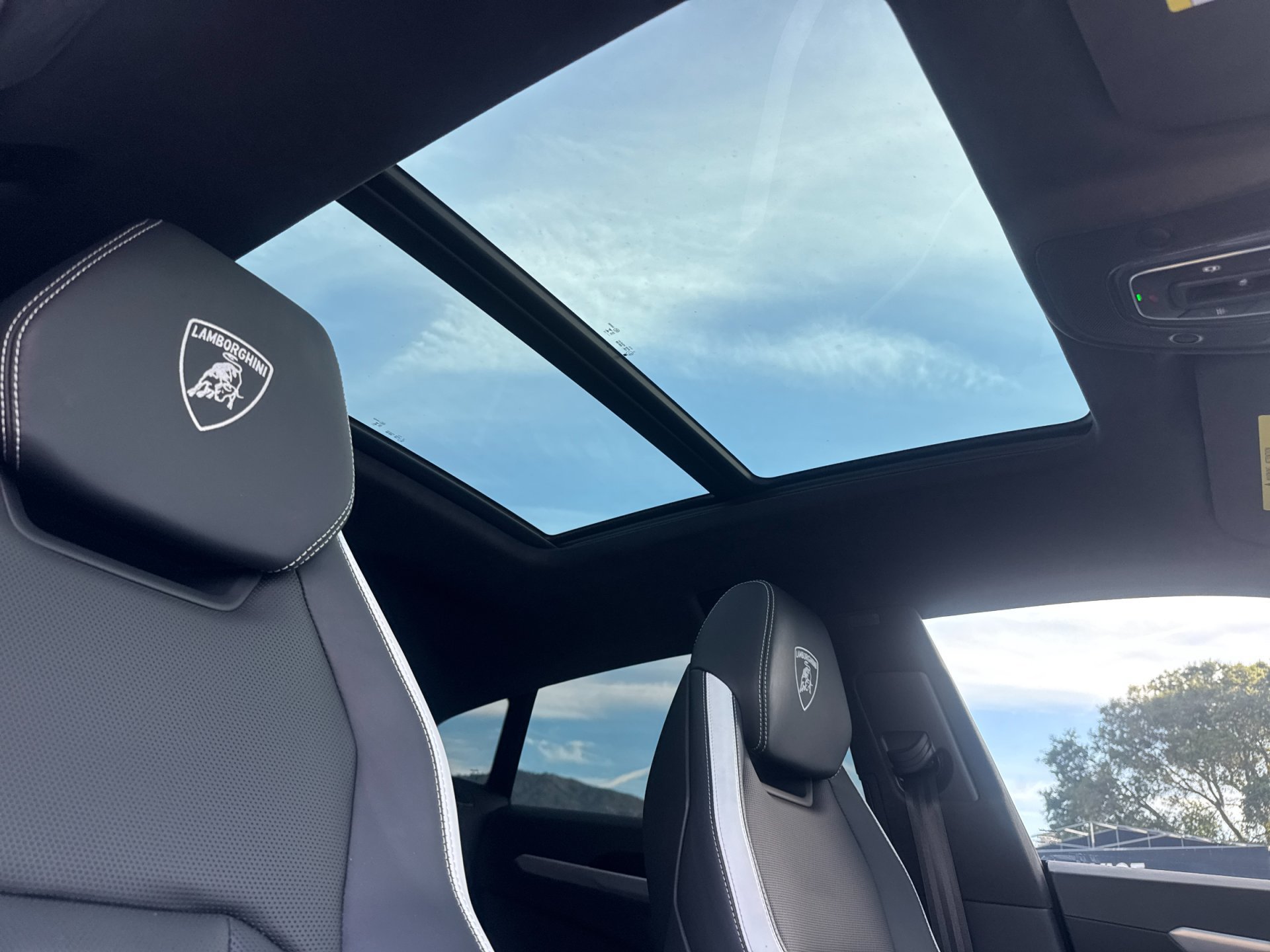 Used 2025 Lamborghini Urus SE AWD/4WD image 21