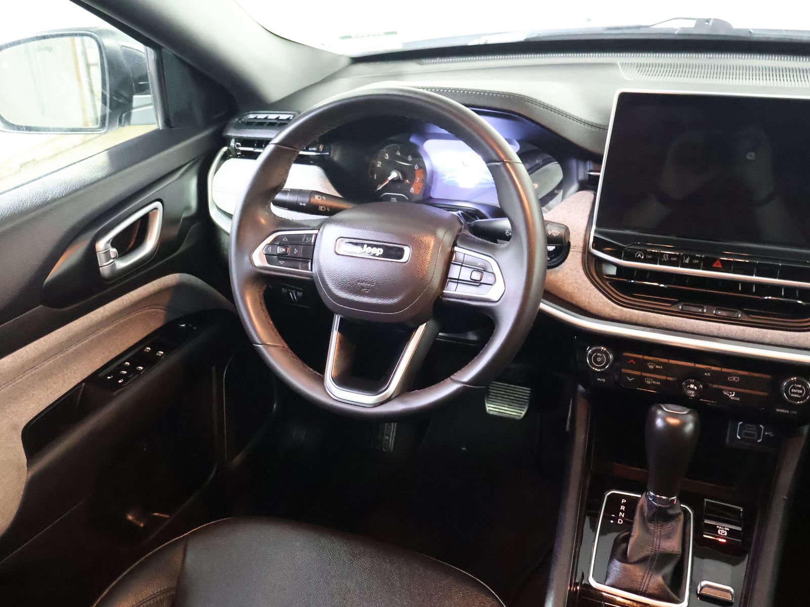 Used 2024 Jeep Compass Latitude AWD/4WD image 23