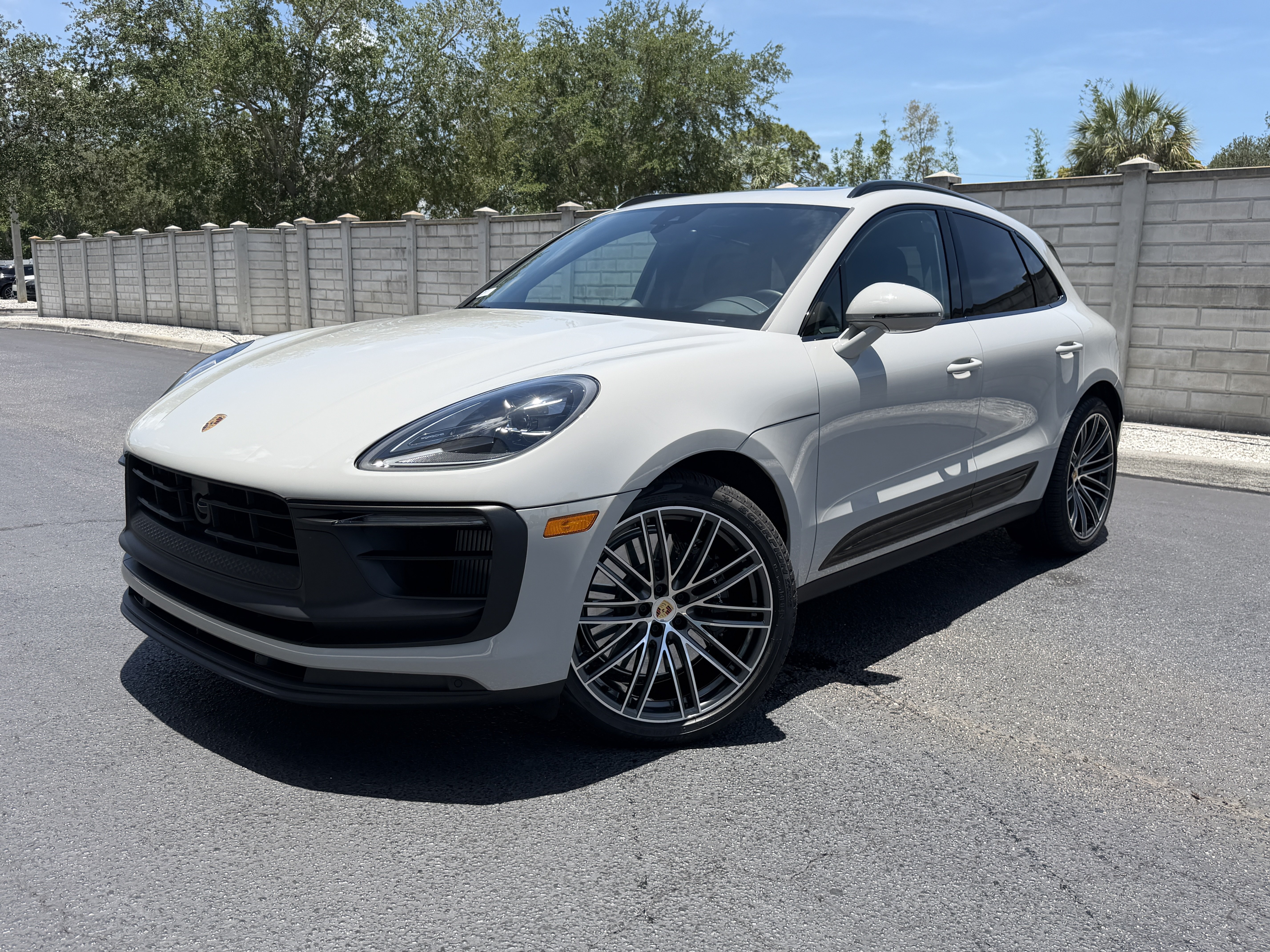 Certified 2025 Porsche Macan GTS AWD/4WD image 1