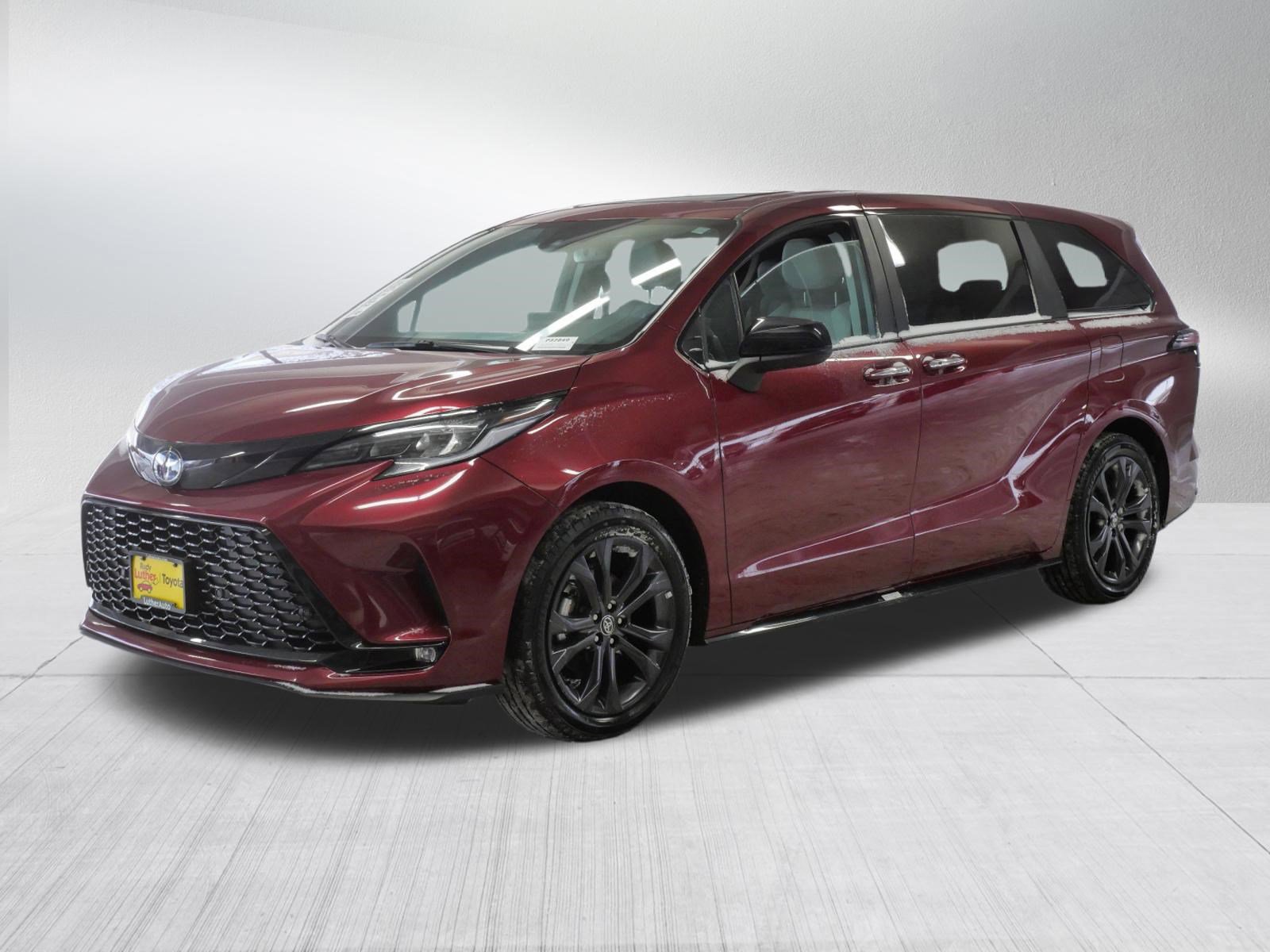 Certified 2025 Toyota Sienna XSE image 3