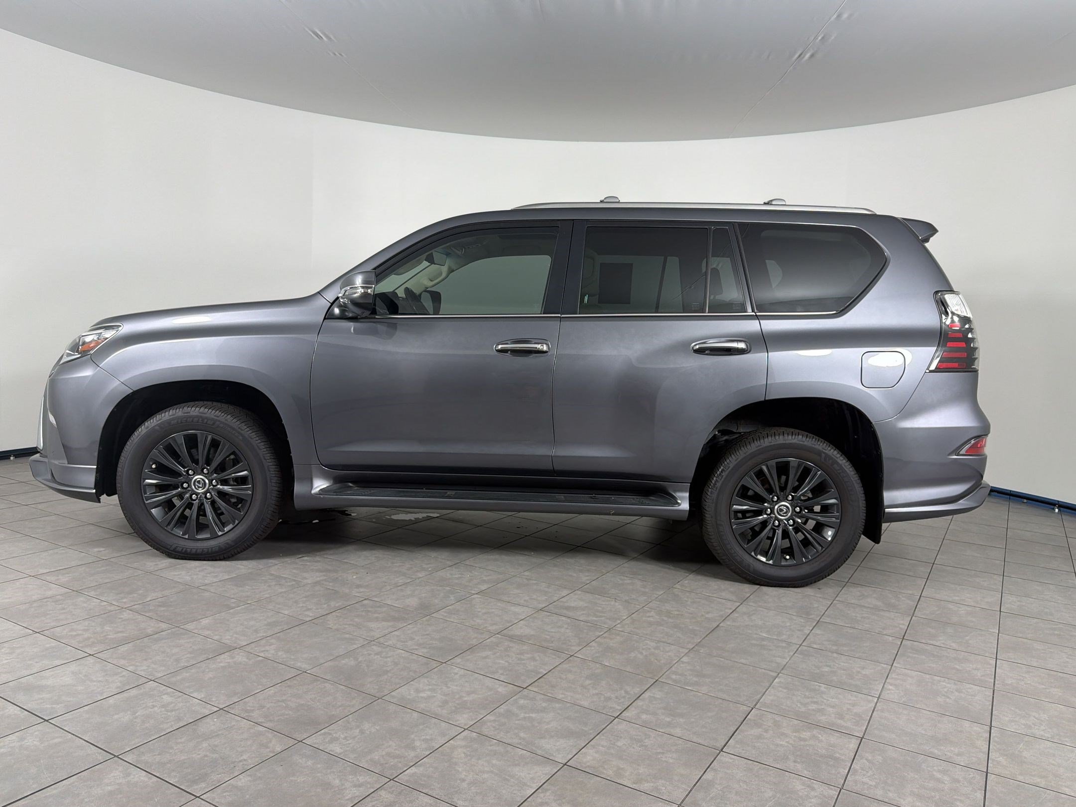 Used 2023 Lexus GX 460 Premium w/ Accessory Package AWD/4WD image 2