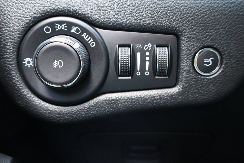 Used 2023 Jeep Cherokee Altitude Lux AWD/4WD image 25