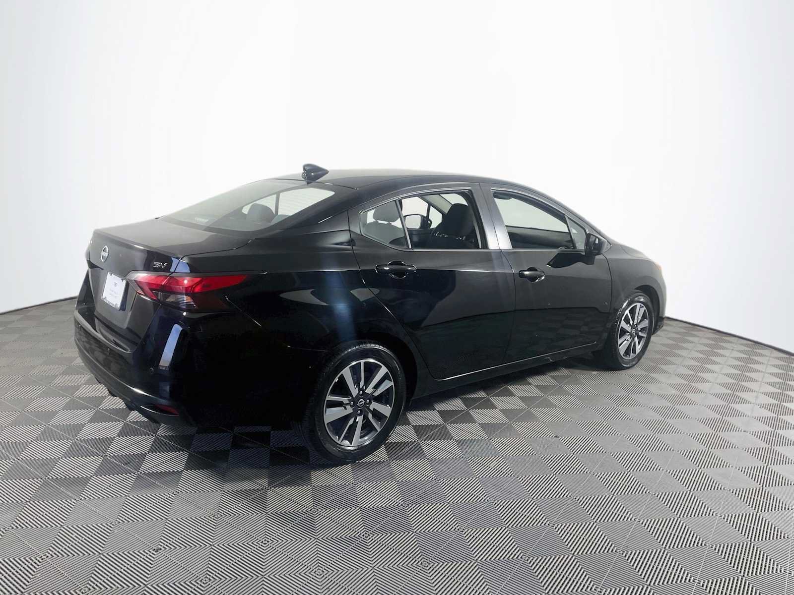 Used 2024 Nissan Versa SV FWD image 4