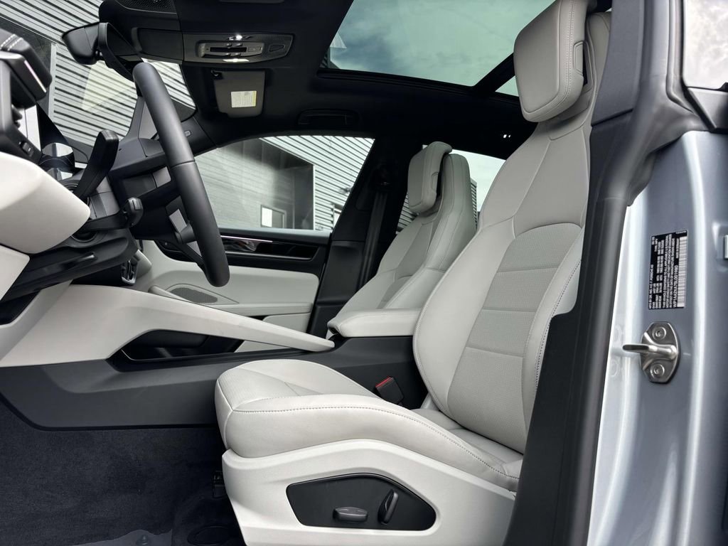 Used 2025 Porsche Macan 4 Electric image 5