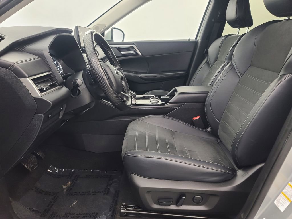 Used 2025 Mitsubishi Outlander SE image 27