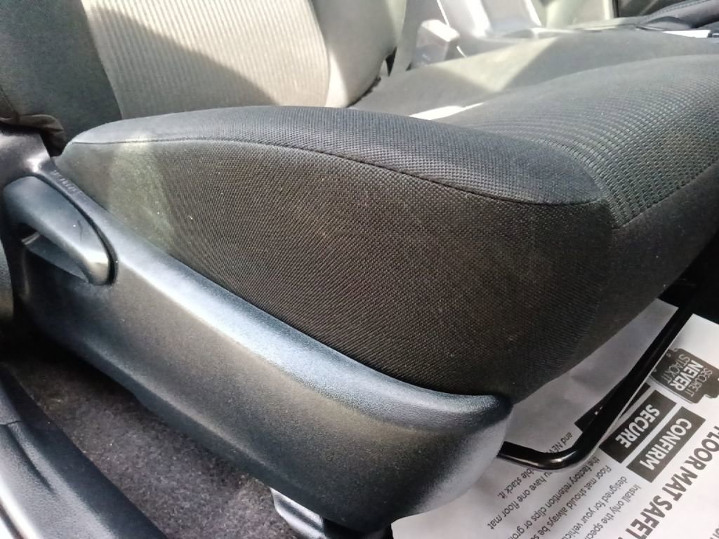 Used 2018 Toyota RAV4 LE FWD image 30
