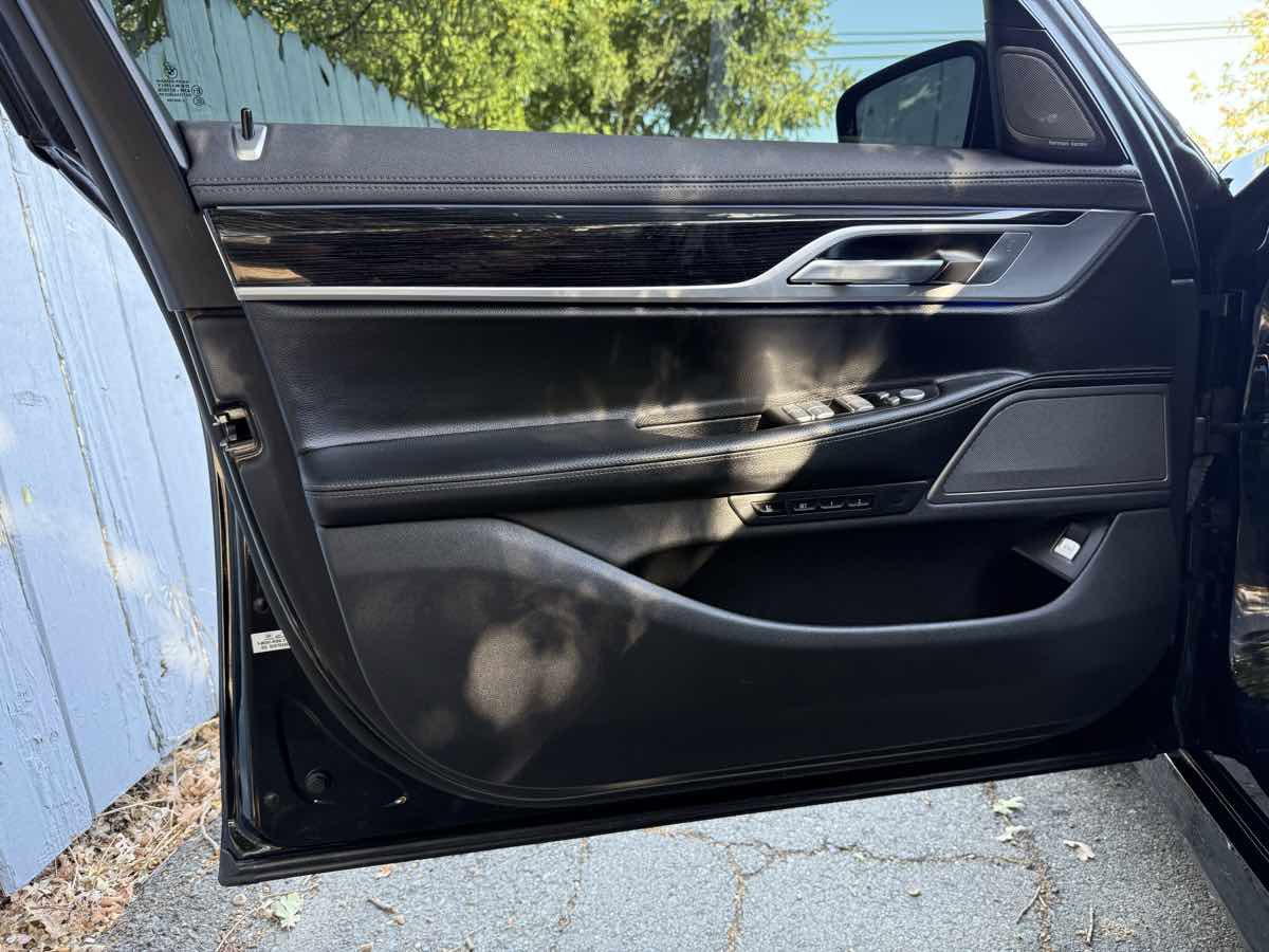 Used 2019 BMW 740i image 28