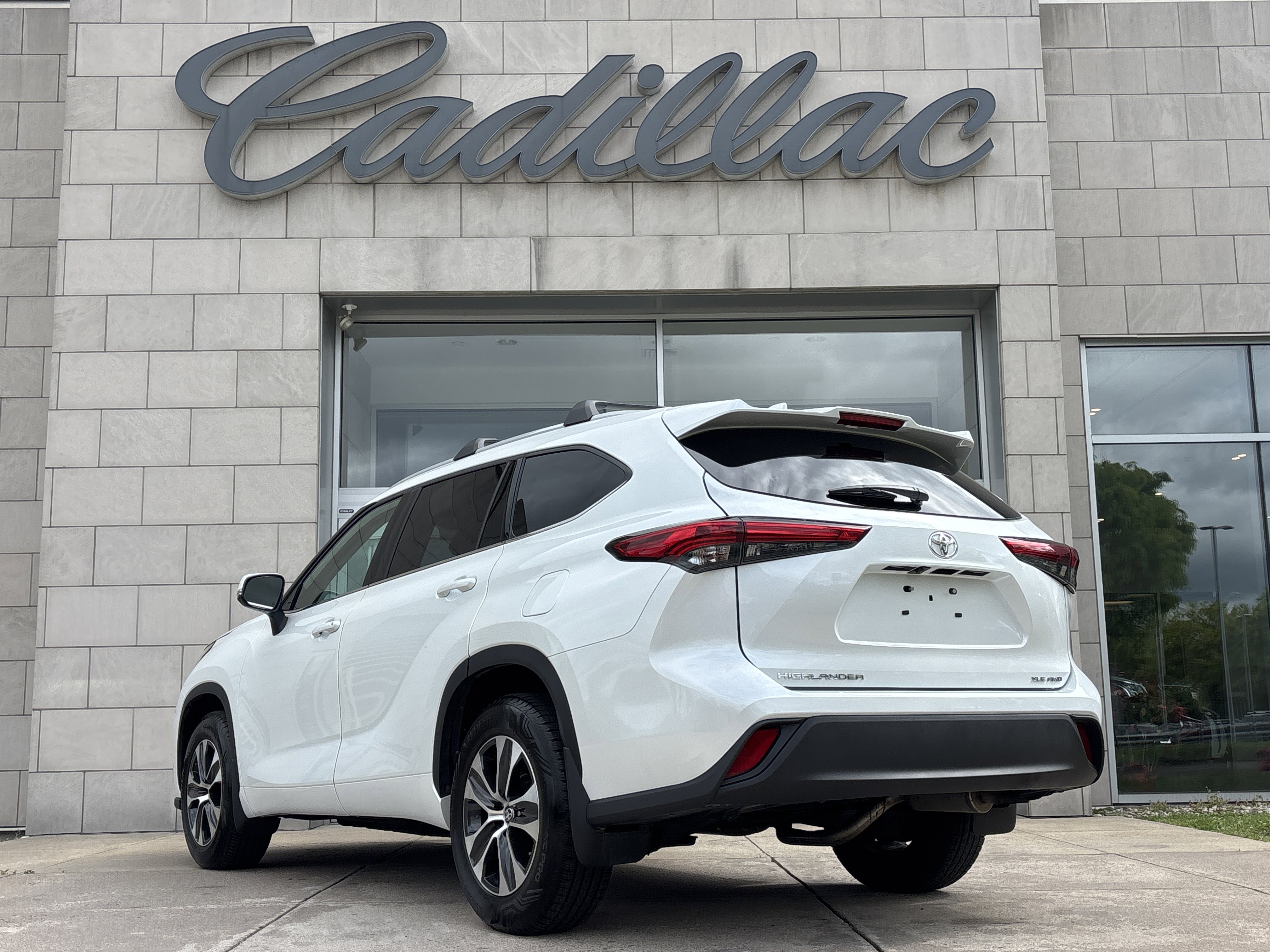 Used 2022 Toyota Highlander XLE AWD/4WD image 8