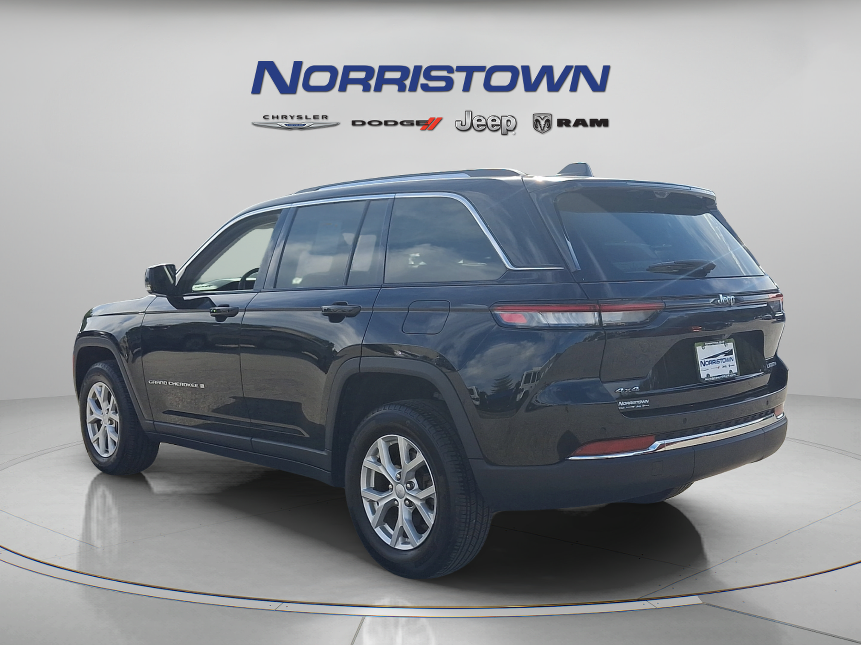 Used 2023 Jeep Grand Cherokee Limited w/ Luxury Tech Group II AWD/4WD image 4