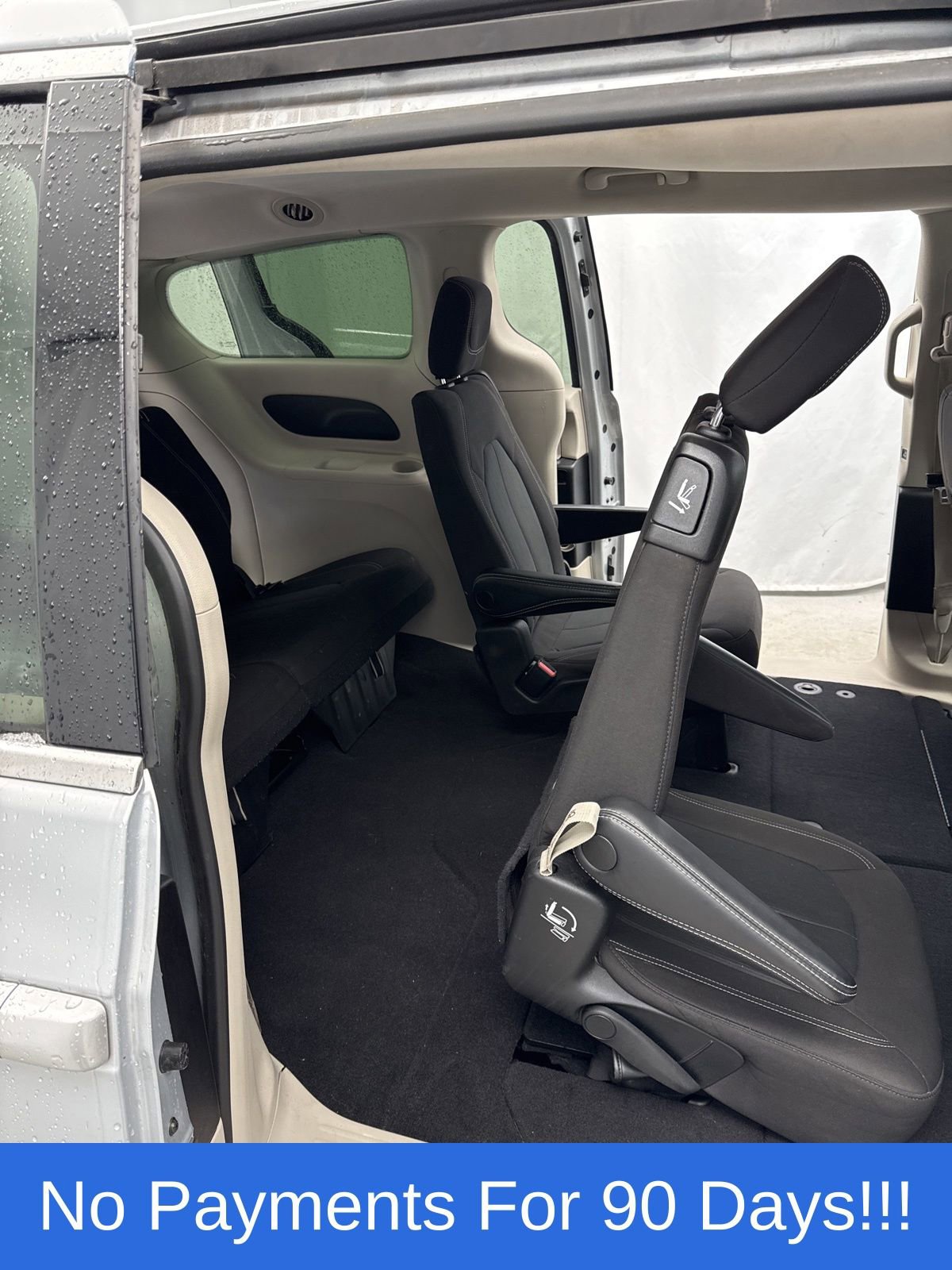 Used 2022 Chrysler Voyager LX image 30