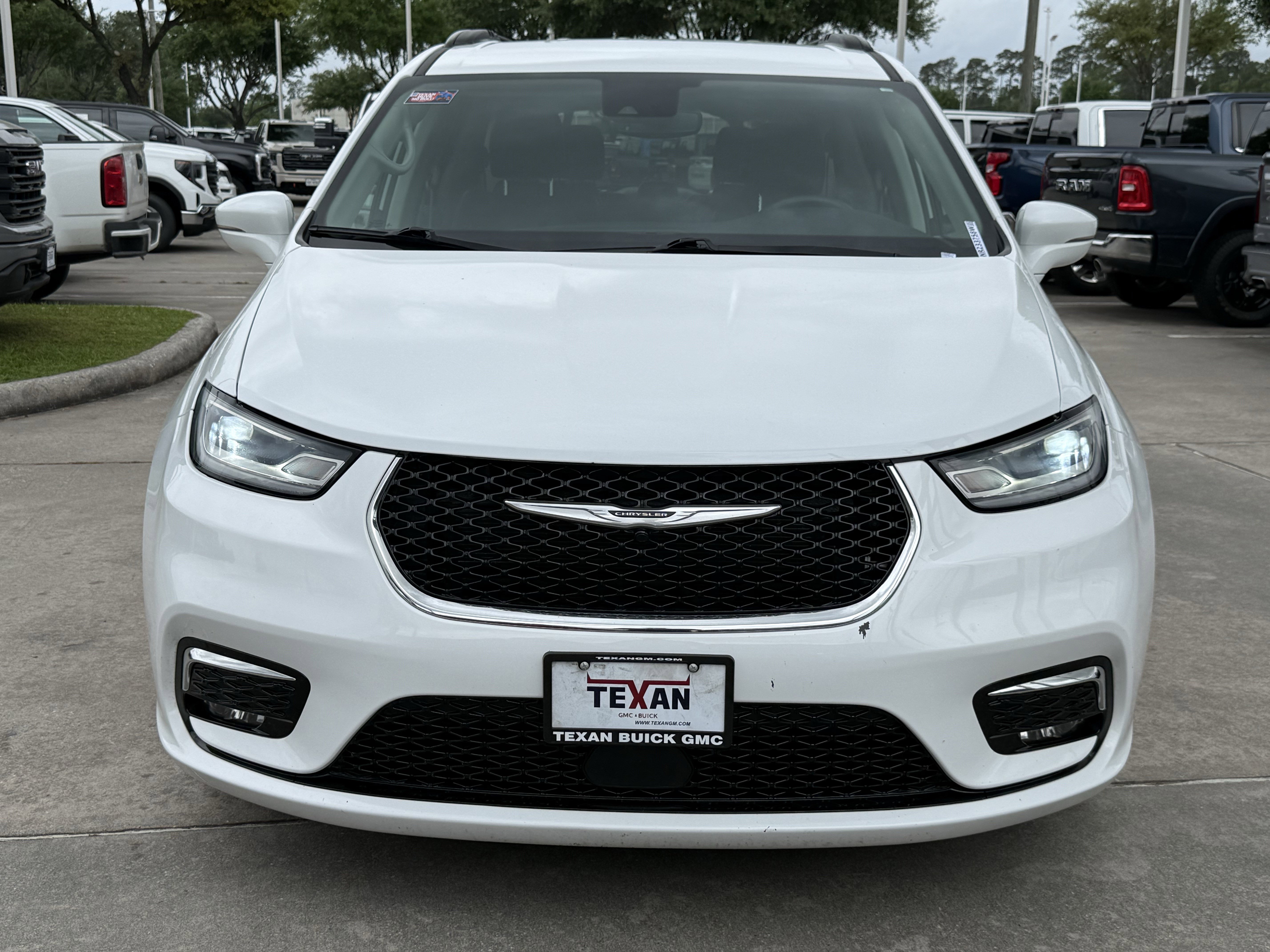 Used 2022 Chrysler Pacifica Touring-L image 10
