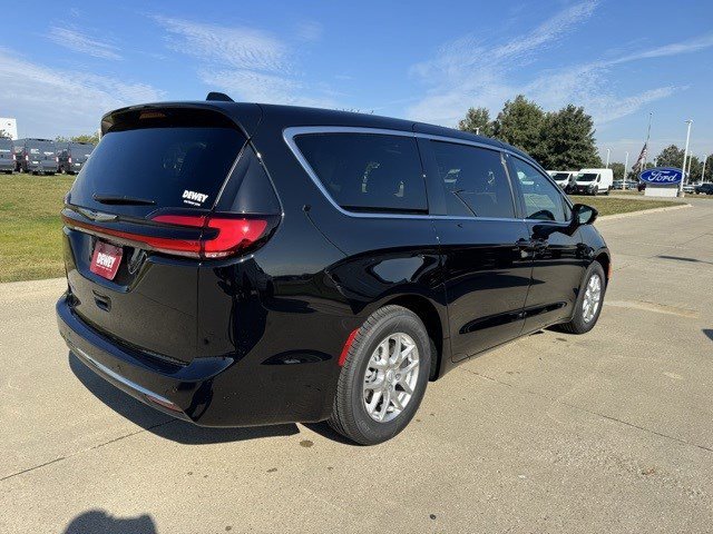 New 2026 Chrysler Pacifica Select image 7