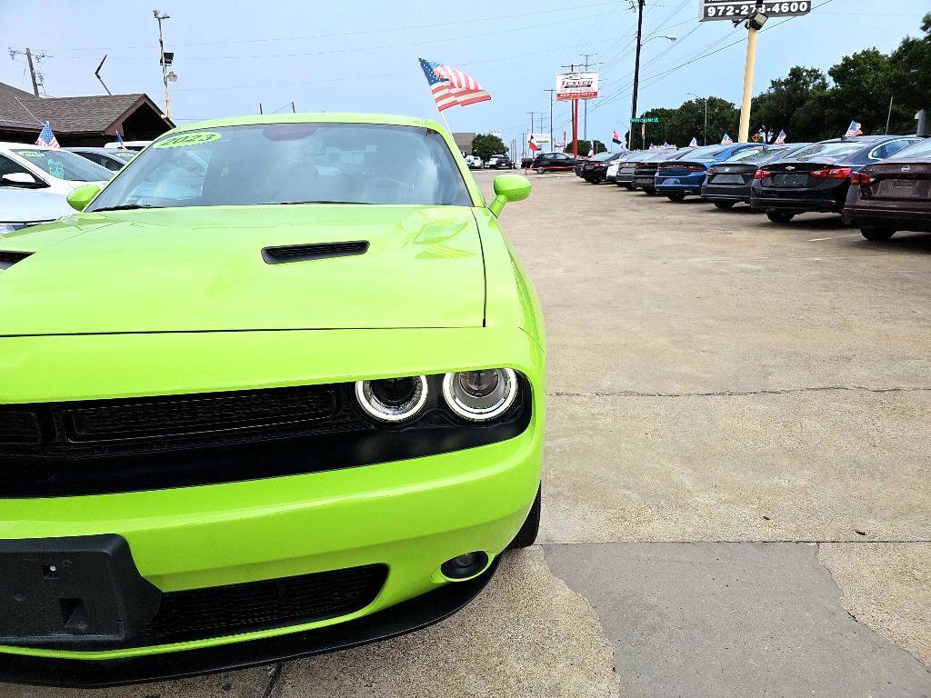 Used 2023 Dodge Challenger SXT w/ Blacktop Package image 9
