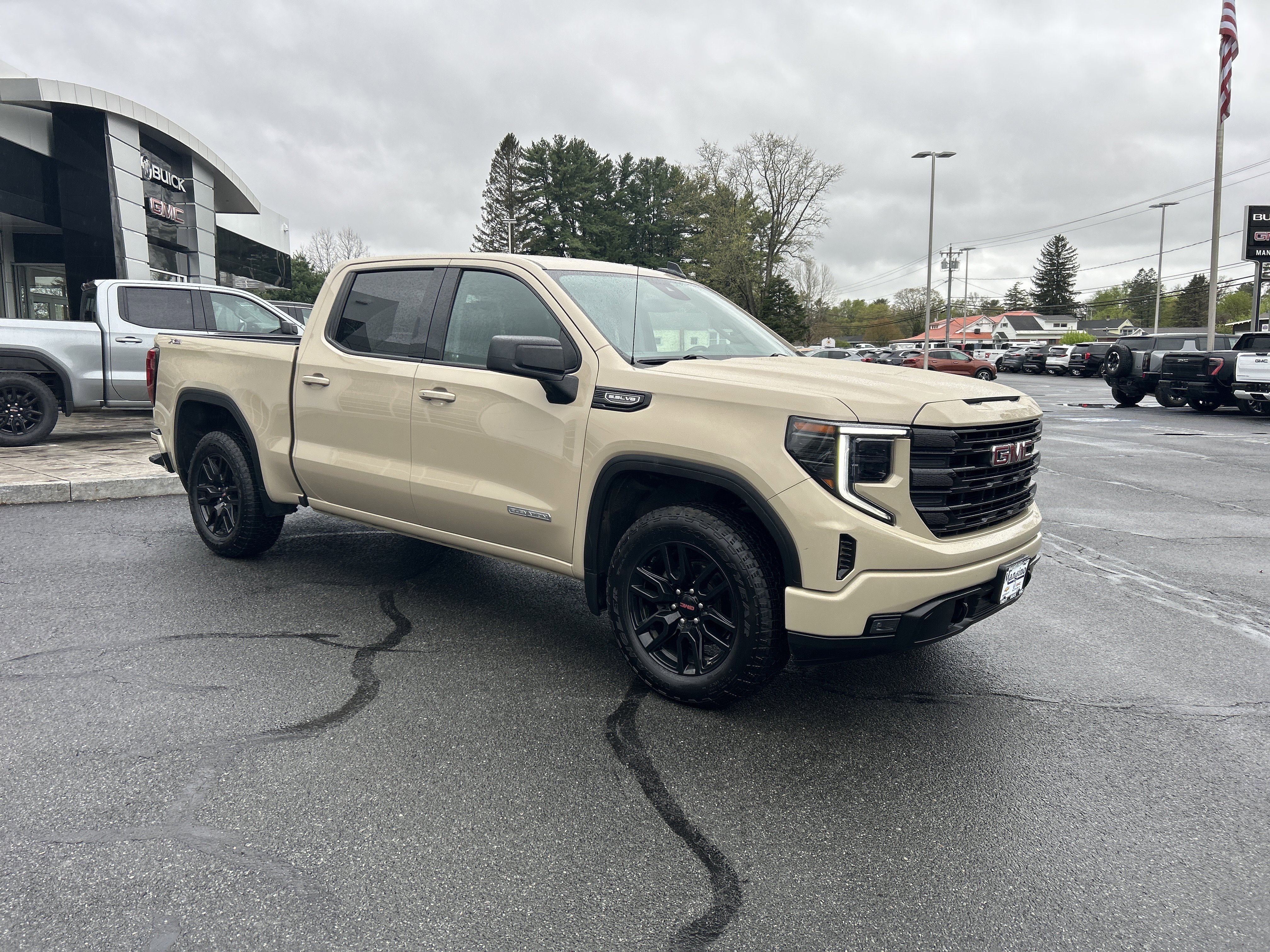 Used 2023 GMC Sierra 1500 Elevation w/ X31 Off-Road Package AWD/4WD image 12