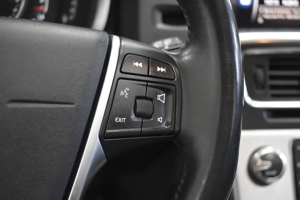 Used 2018 Volvo V60 T5 Cross Country w/ Convenience Package image 16