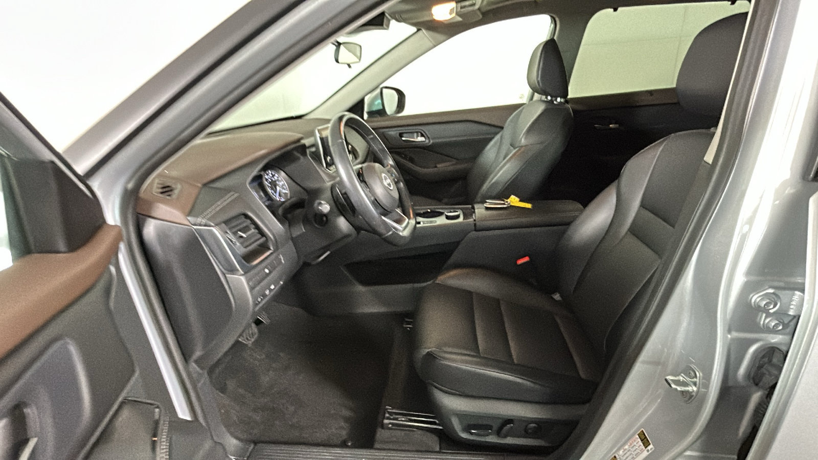 Used 2023 Nissan Rogue SV w/ SV Premium B Package AWD/4WD image 14