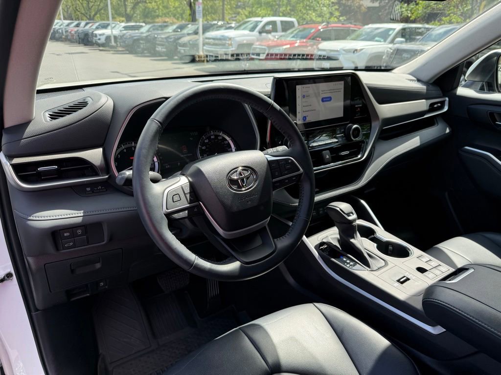 Used 2023 Toyota Highlander XLE FWD image 11
