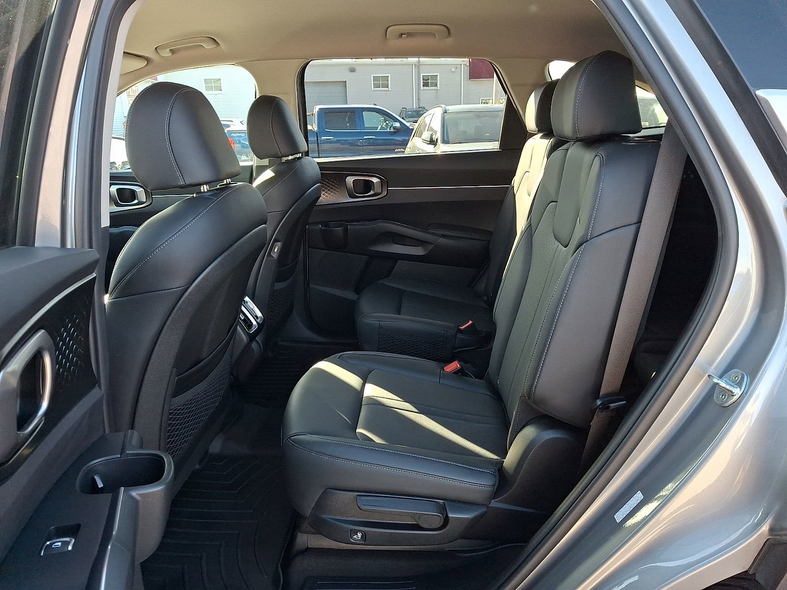 Used 2022 Kia Sorento S image 11