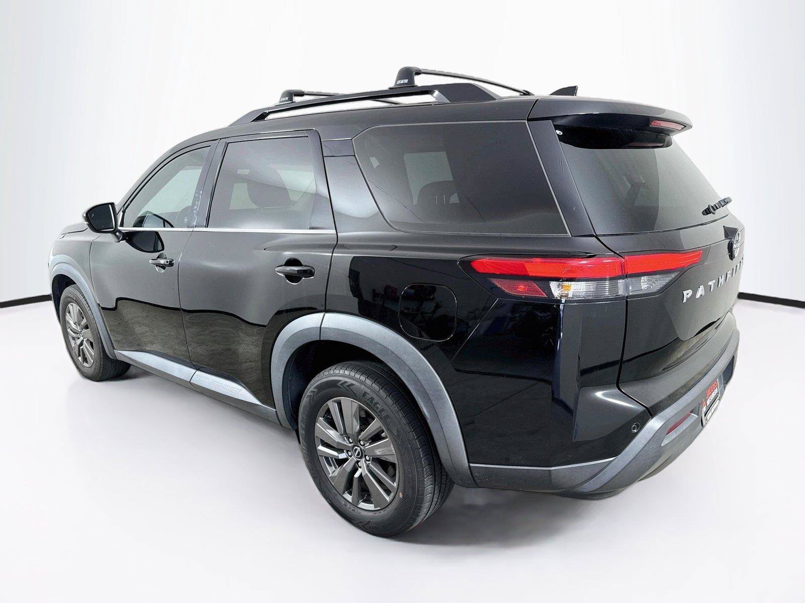 Used 2022 Nissan Pathfinder SV AWD/4WD image 3