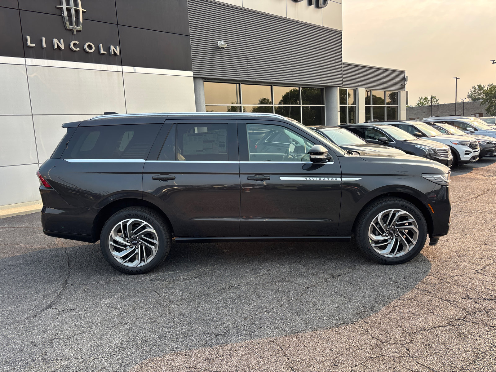 New 2027 Lincoln Navigator Reserve AWD/4WD image 8