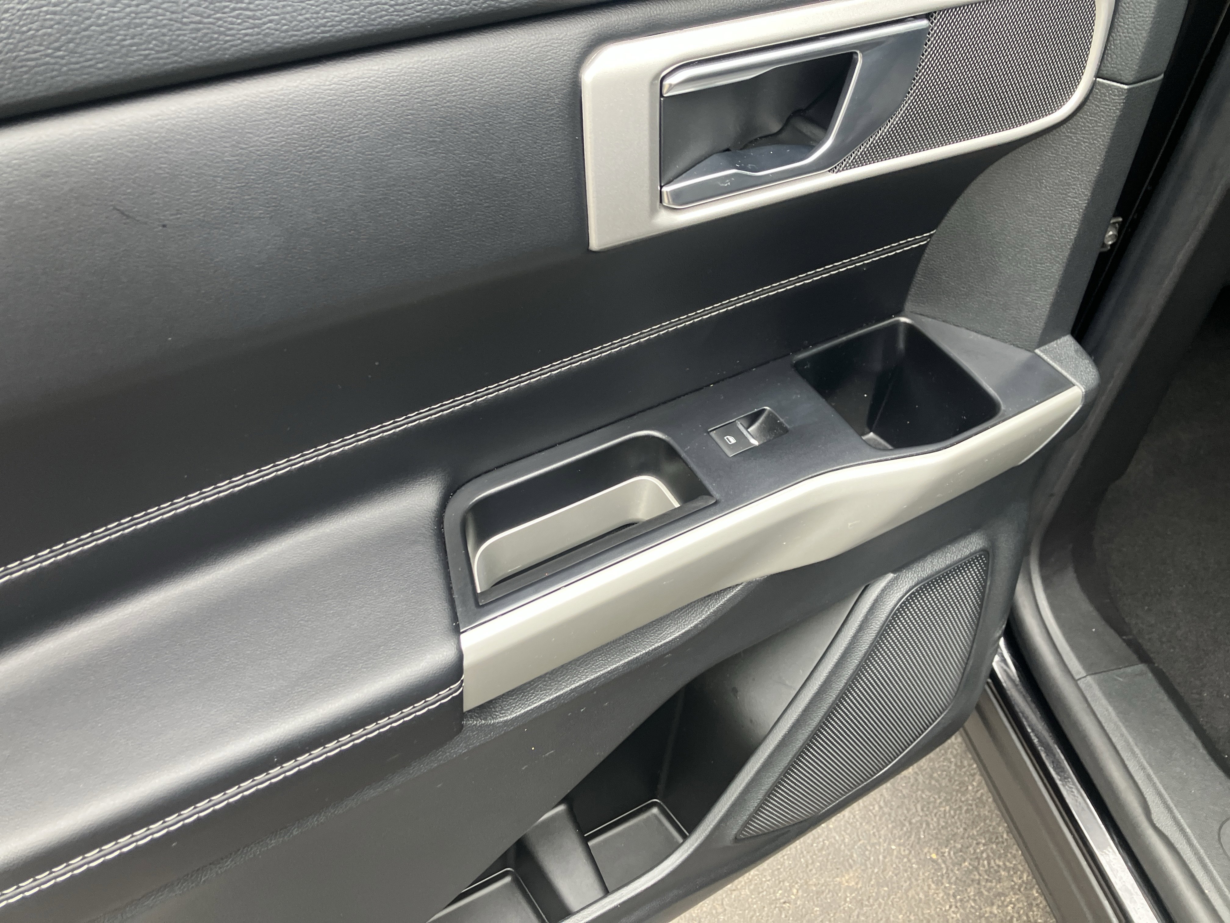 Used 2022 Ford Explorer XLT w/ Equipment Group 202A image 14