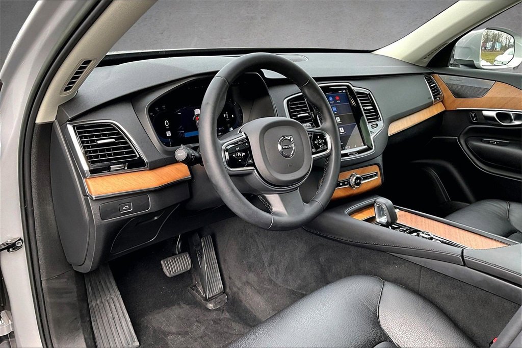 Used 2023 Volvo XC90 B6 Plus image 17