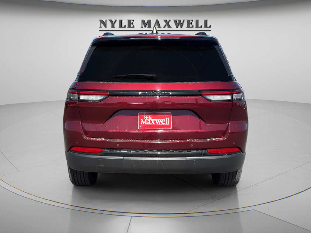 Used 2025 Jeep Grand Cherokee Altitude RWD image 12
