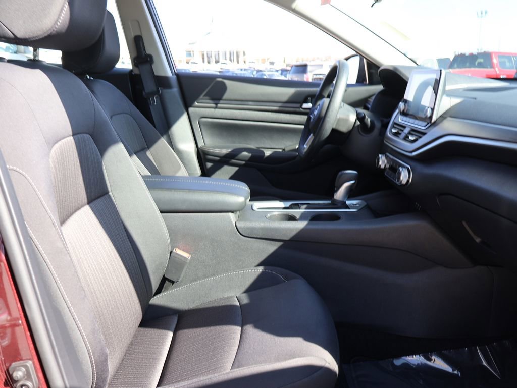 Used 2025 Nissan Altima 2.5 SV image 9