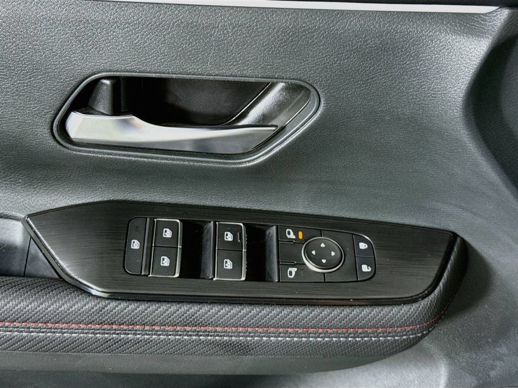 Used 2025 Nissan Kicks SR AWD/4WD image 22