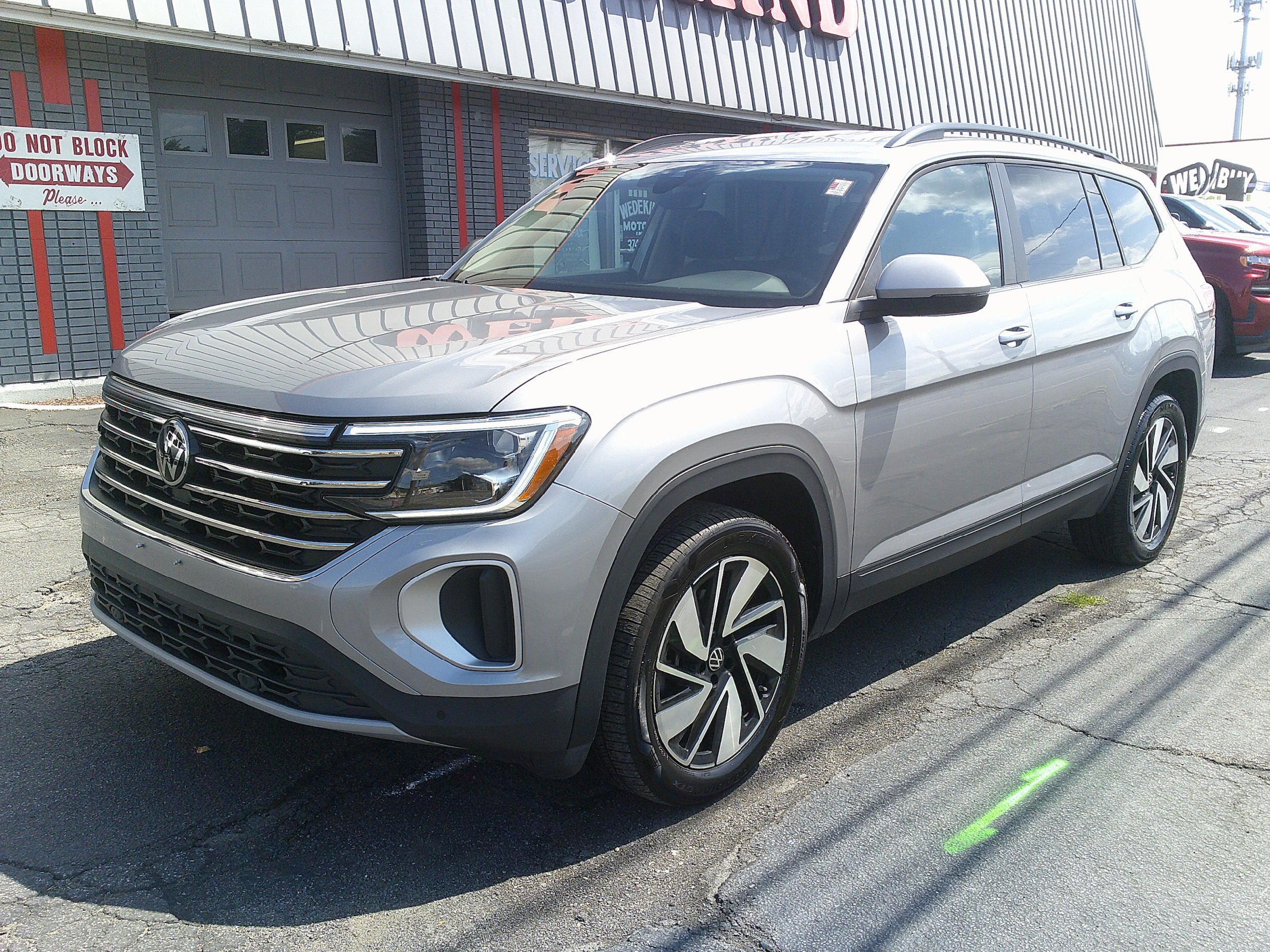 Used 2025 Volkswagen Atlas SE AWD/4WD image 2
