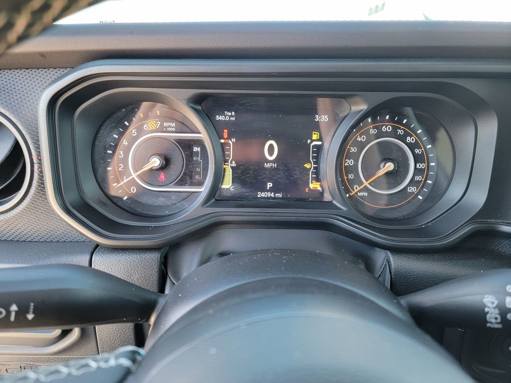 Used 2025 Jeep Wrangler Unlimited Rubicon w/ Convenience Group AWD/4WD image 17