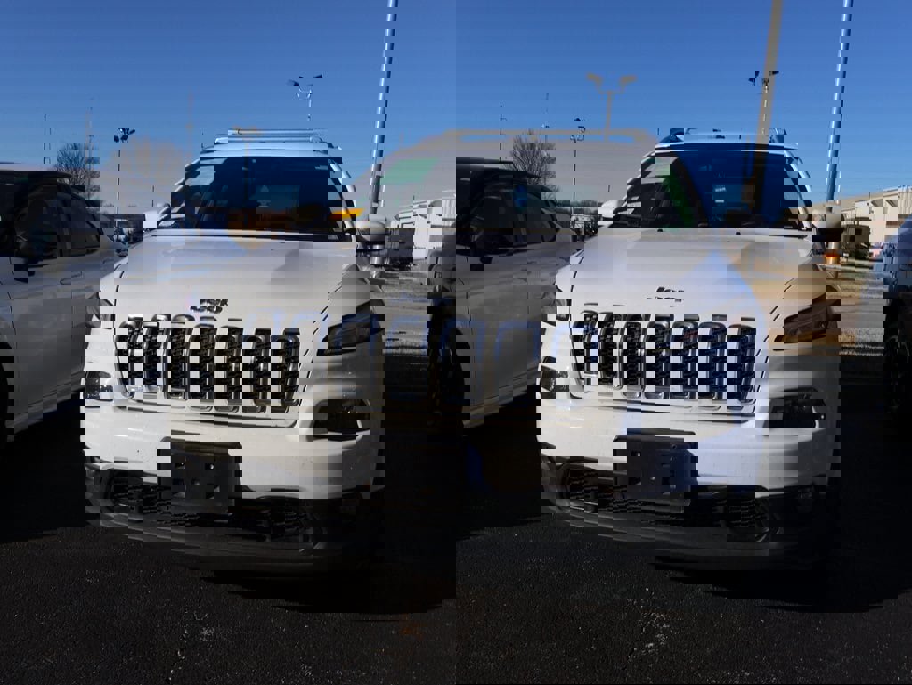 Used 2016 Jeep Cherokee Latitude w/ Comfort/Convenience Group image 2