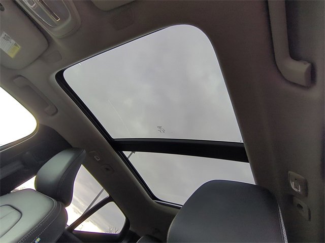 Used 2025 Volvo XC40 B5 Plus image 10