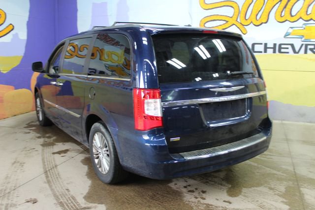 Used 2016 Chrysler Town & Country Touring w/ Driver Convenience Group image 6