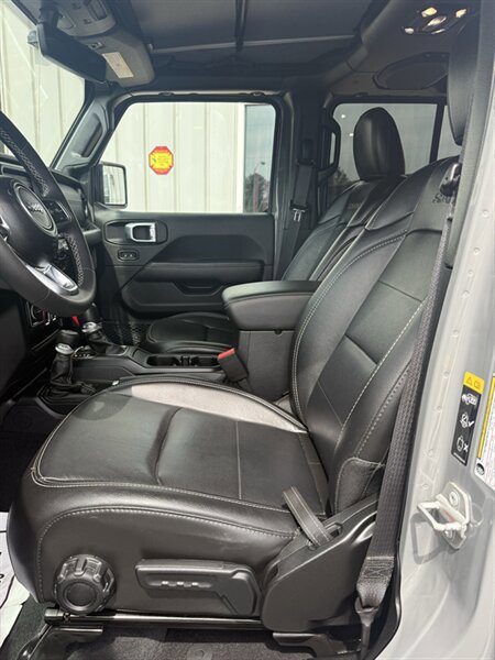 Used 2023 Jeep Wrangler Unlimited Sahara AWD/4WD image 12