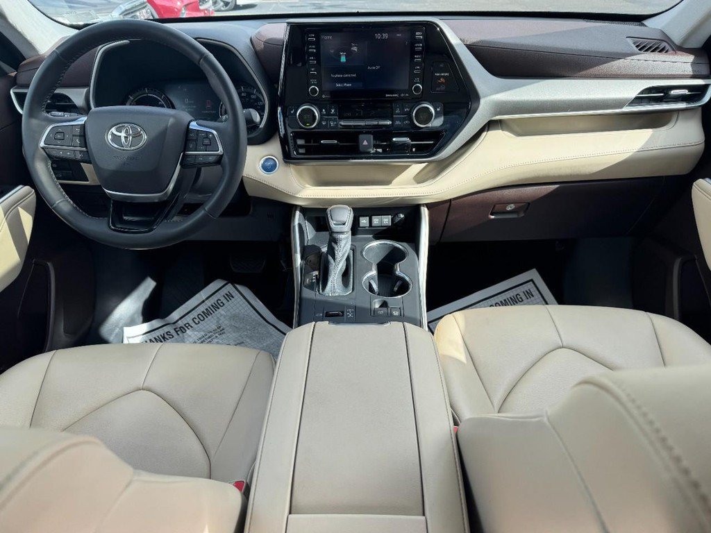 Used 2021 Toyota Highlander XLE AWD/4WD image 18