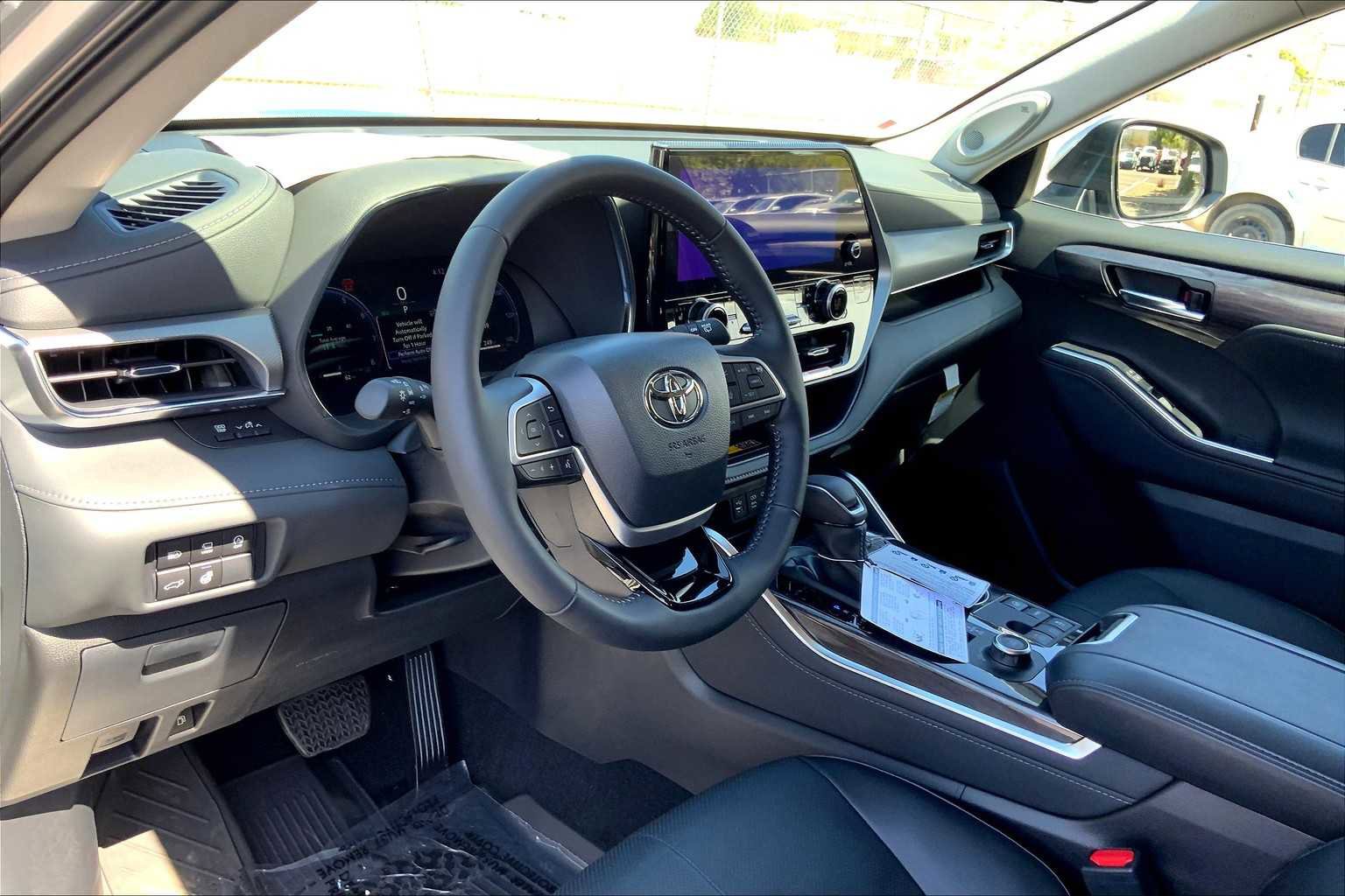 Used 2025 Toyota Highlander Platinum image 14