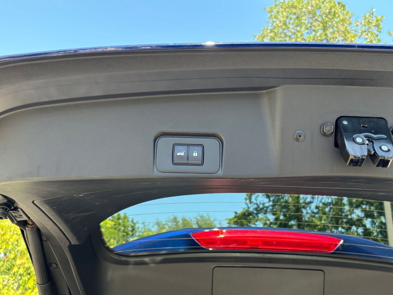 Used 2025 Nissan Rogue SV FWD image 23
