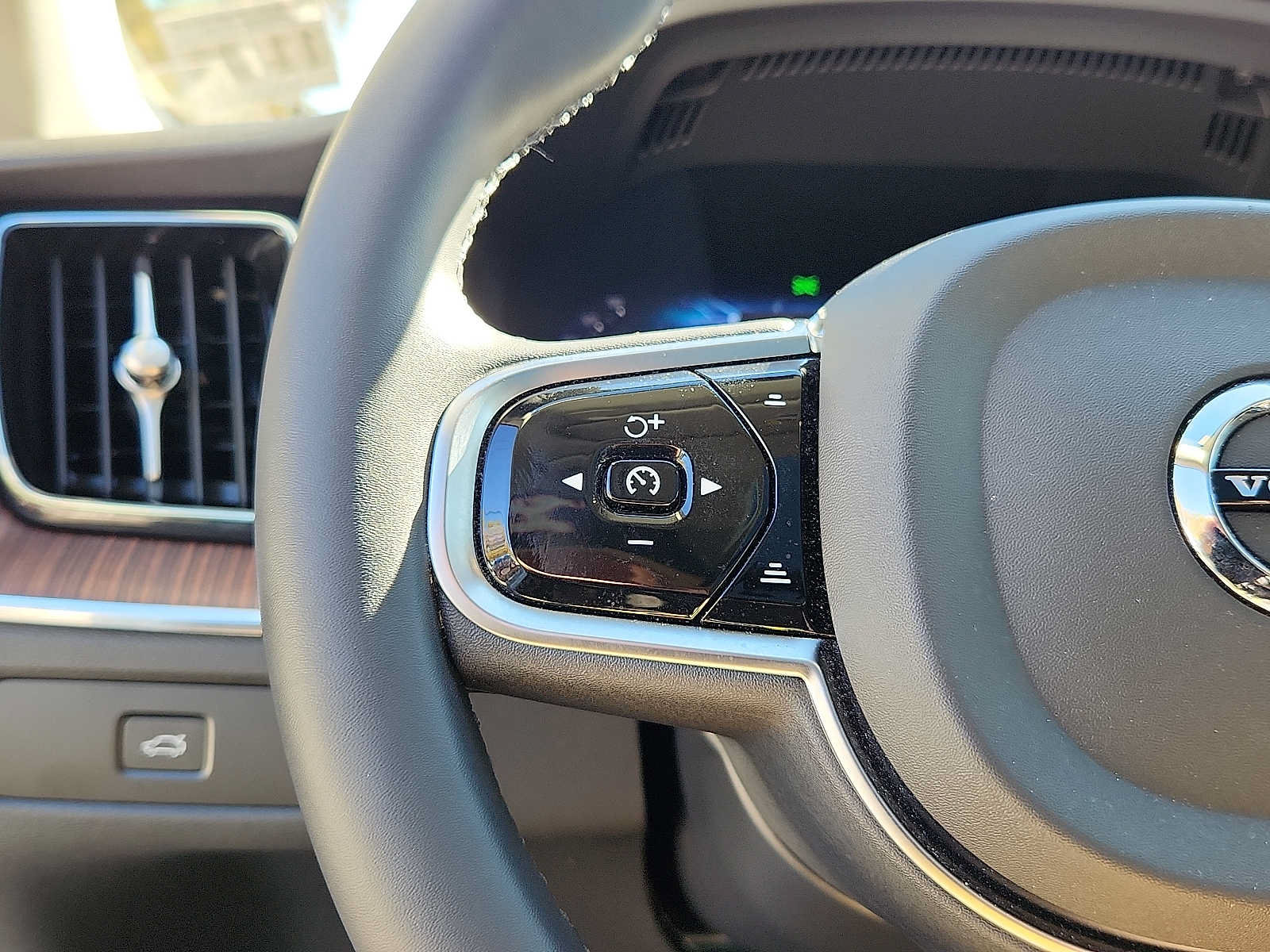 Certified 2024 Volvo XC60 B5 Plus w/ Climate Package AWD/4WD image 20