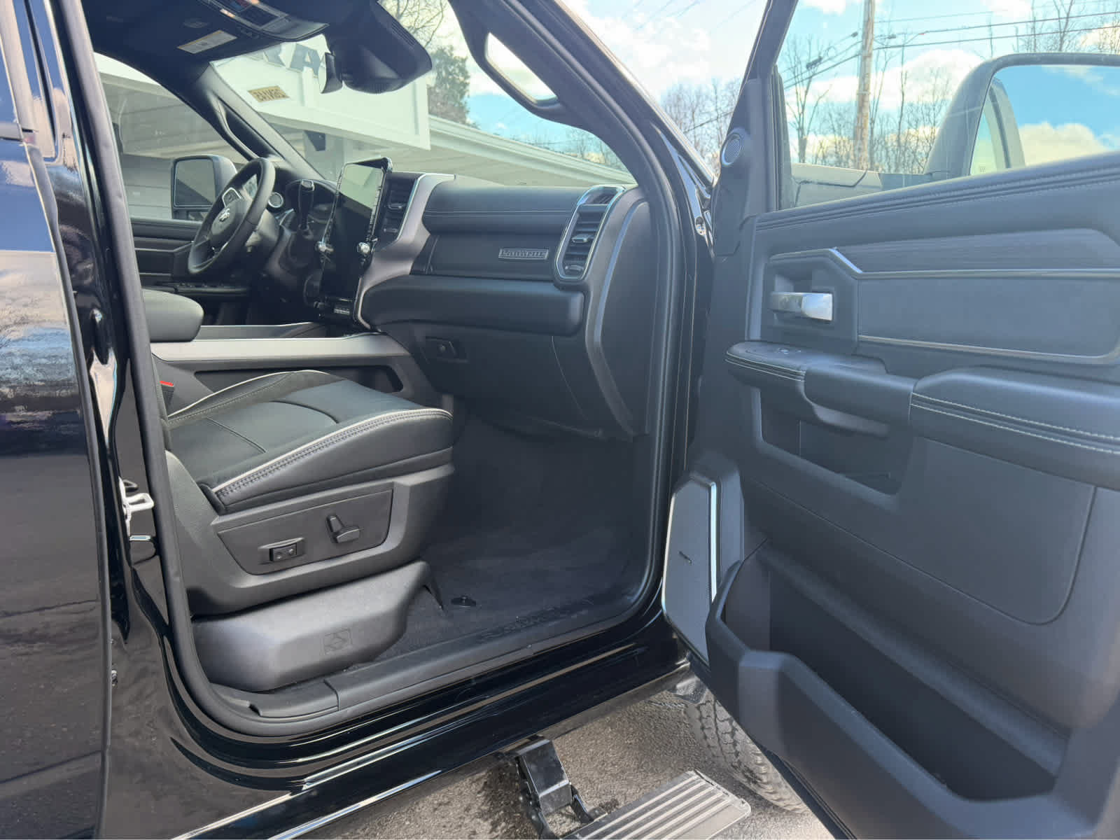 New 2026 RAM 2500 Laramie AWD/4WD image 14